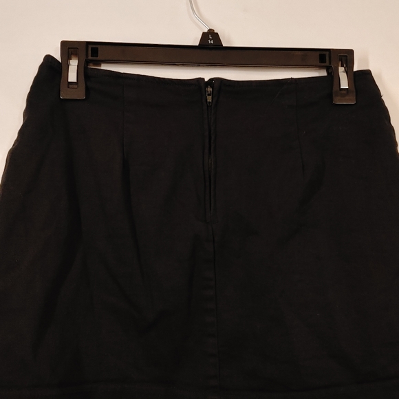 Tempted Black Zip Up Skirt Women's Size 3/4 Used Very Good. MADE IN USA .Condit - Picture 9 of 10
